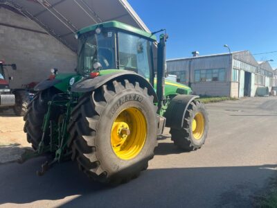 John Deere 8220