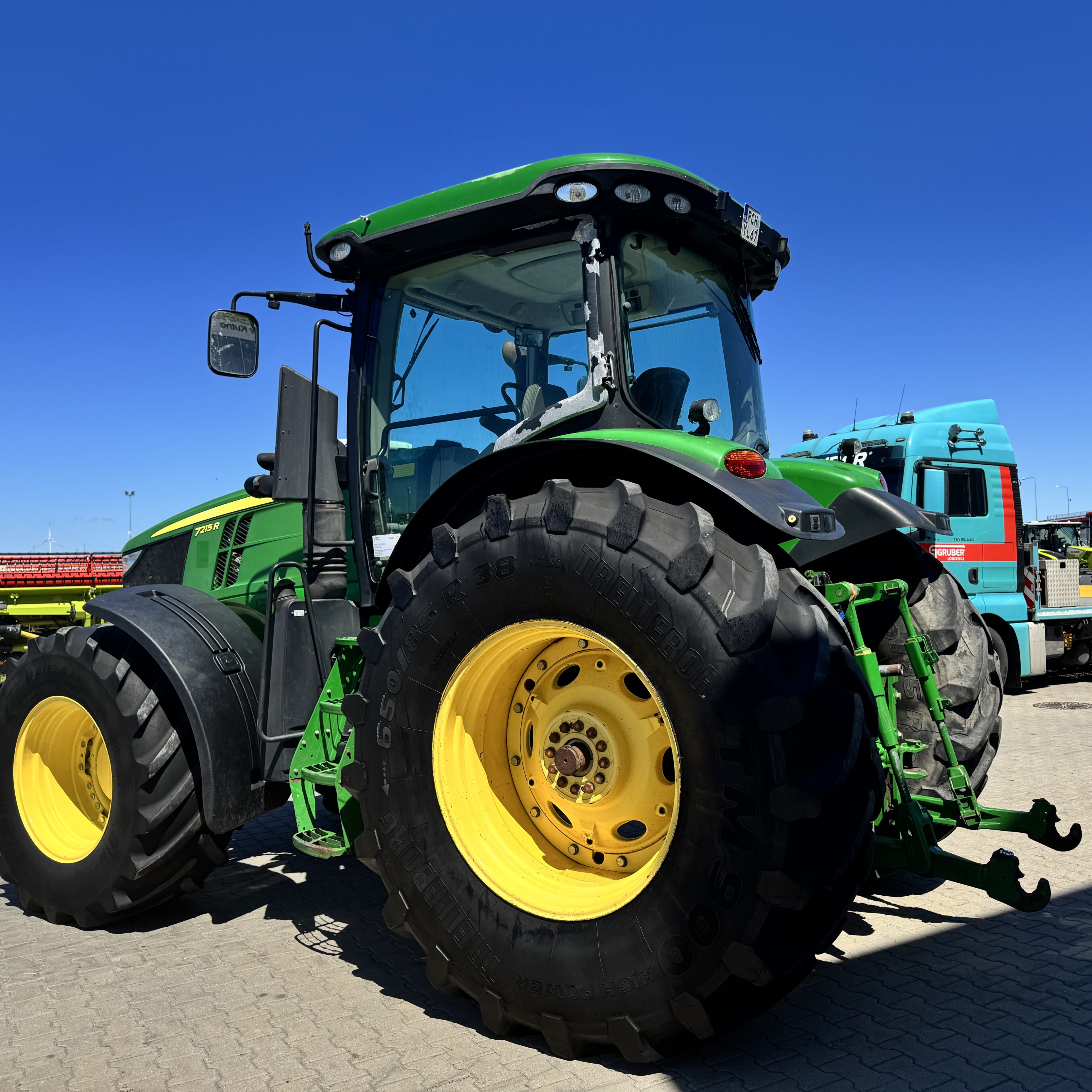 John Deere 7215