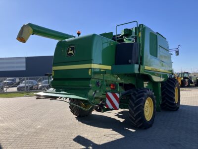 John Deere T670