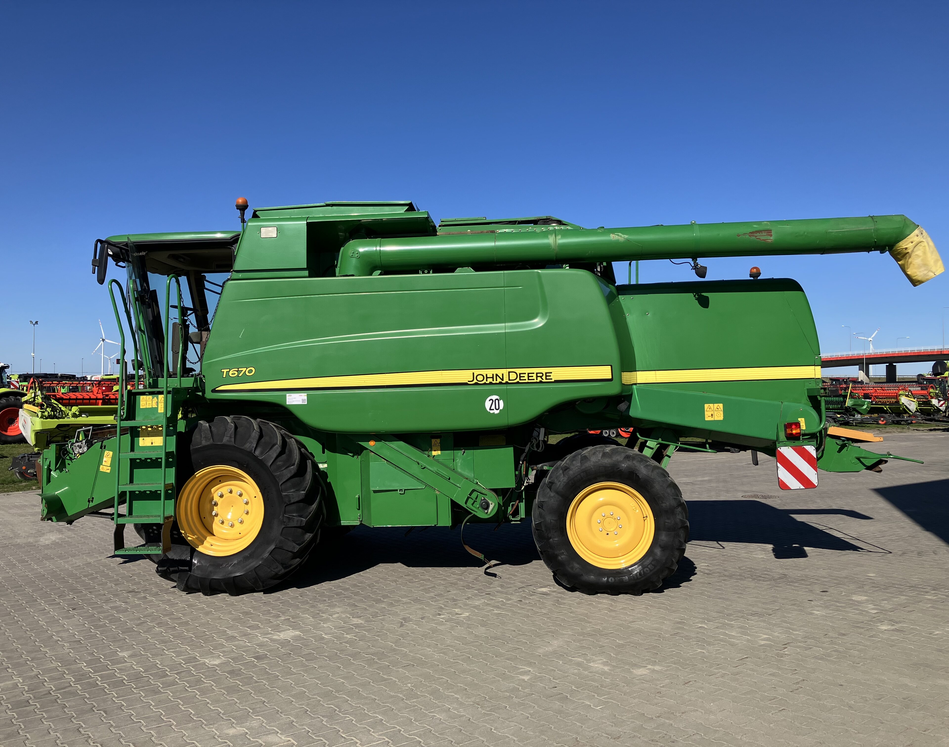 John Deere T670