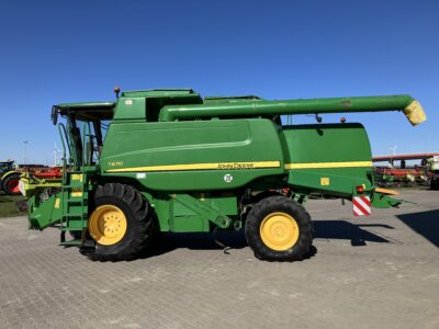 John Deere T670