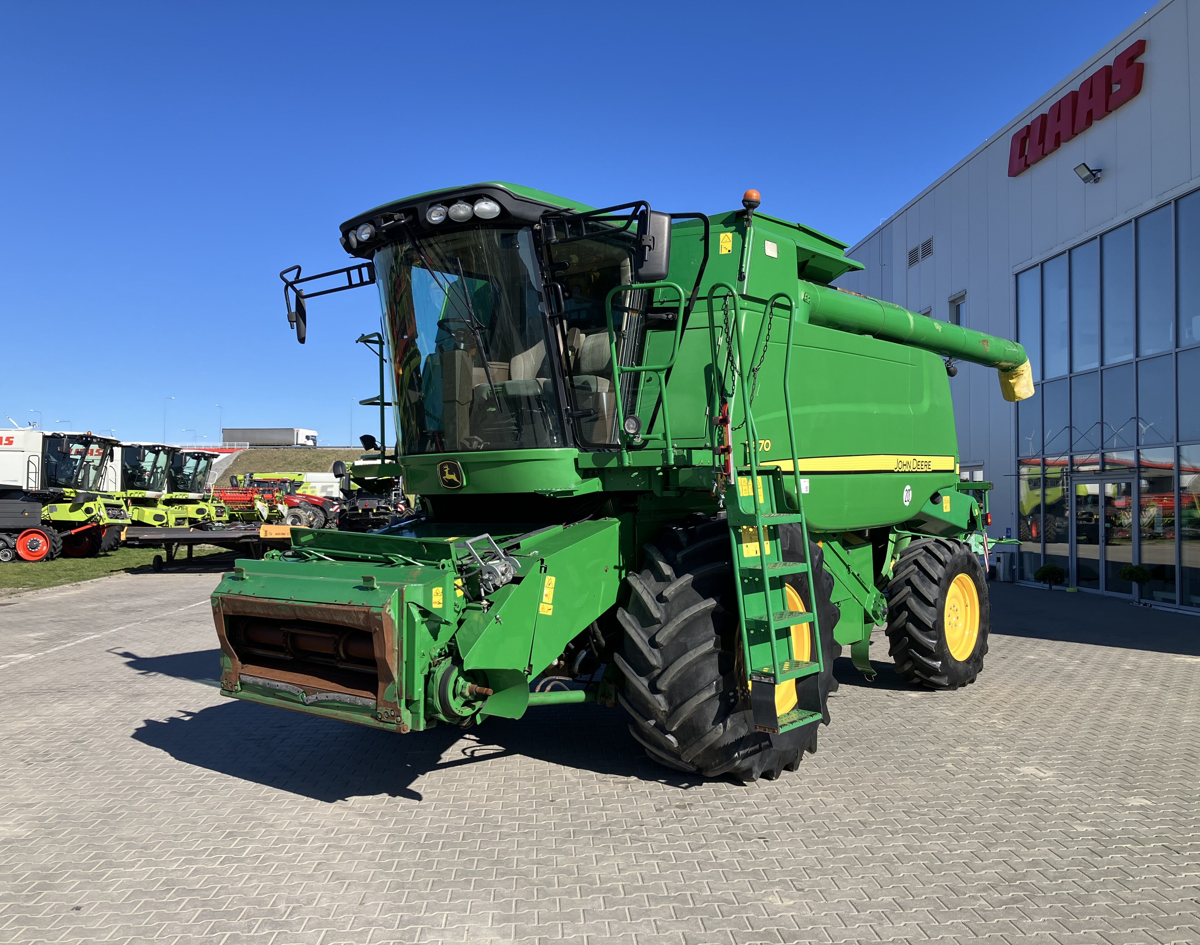 John Deere T670