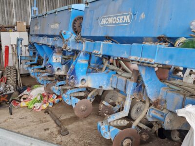 Siewnik do kukurydzy Monosem 8 rzędów, bezorkowy. Talerzowy.