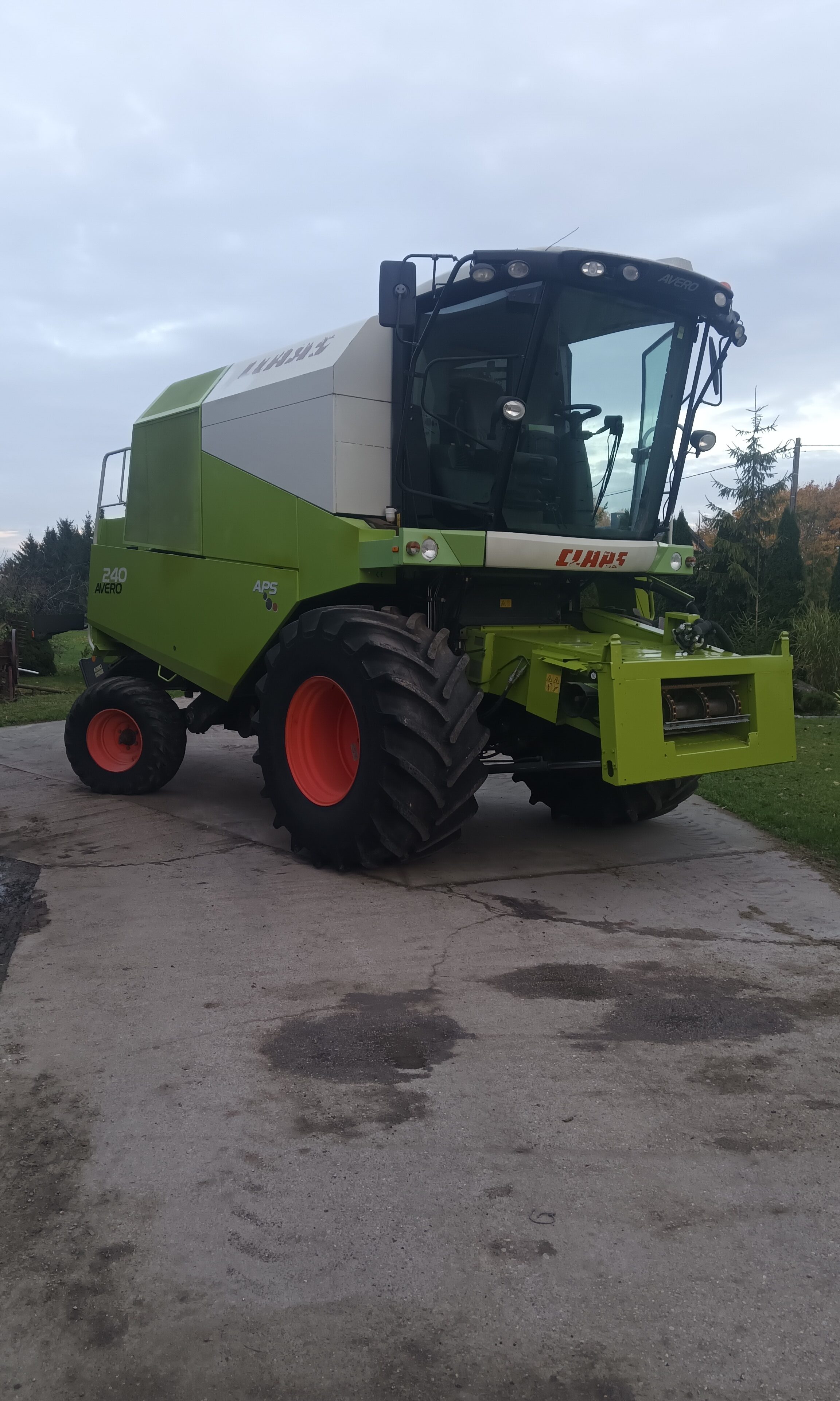 Claas Avero 240