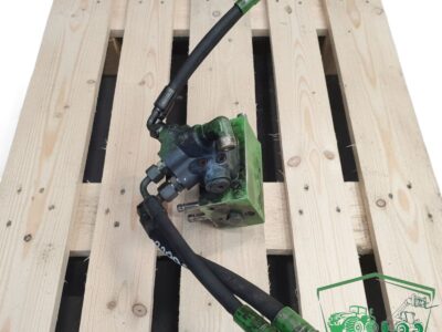 Blok zaworu amortyzacji osi TLS AL205562 John Deere 6050R