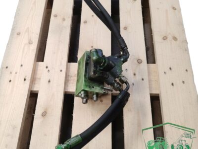 Blok zaworu amortyzacji osi TLS AL205562 John Deere 6050R