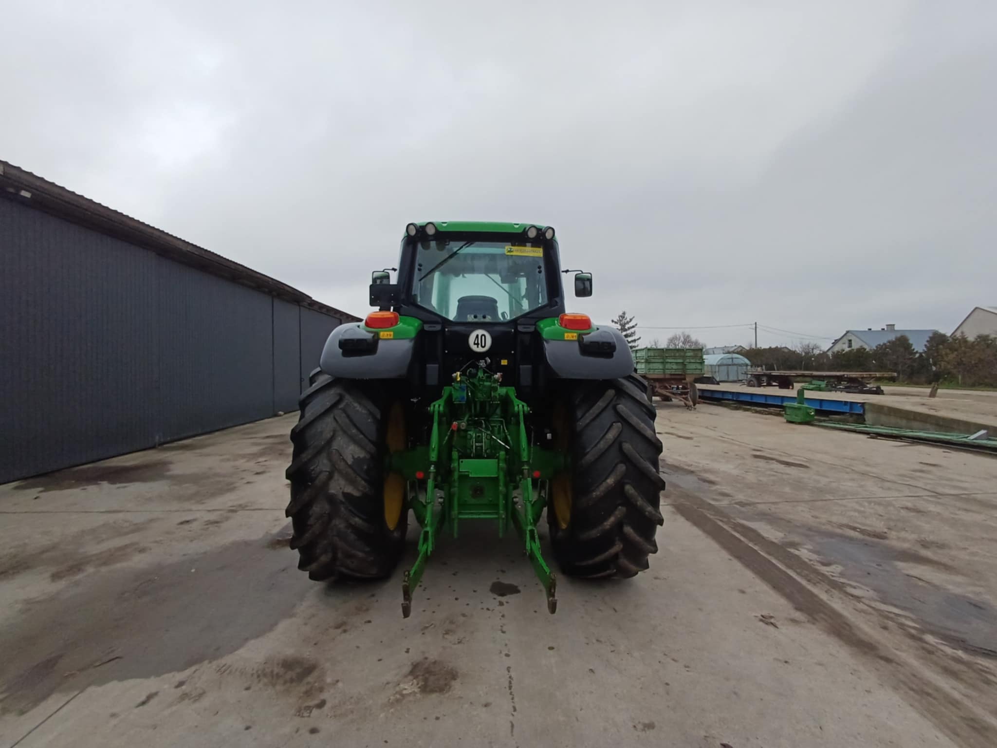 John Deere 6175 M z ładowaczem