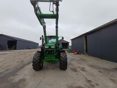 John Deere 6175 M z ładowaczem